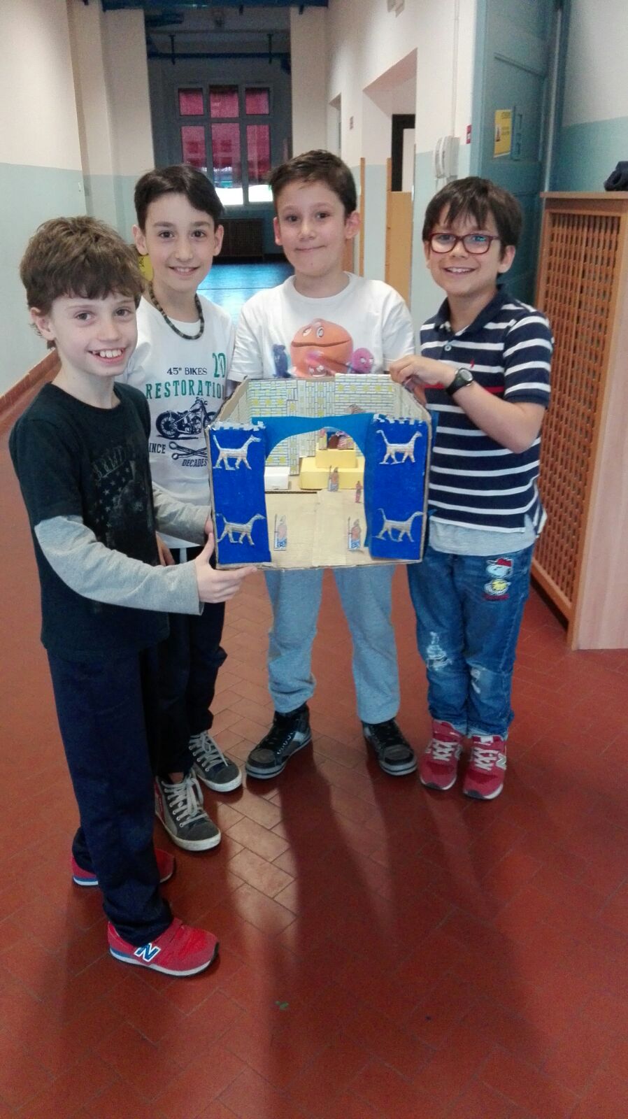 La miniatura della porta di Ishtar sorretta da quattro bambini della classe.