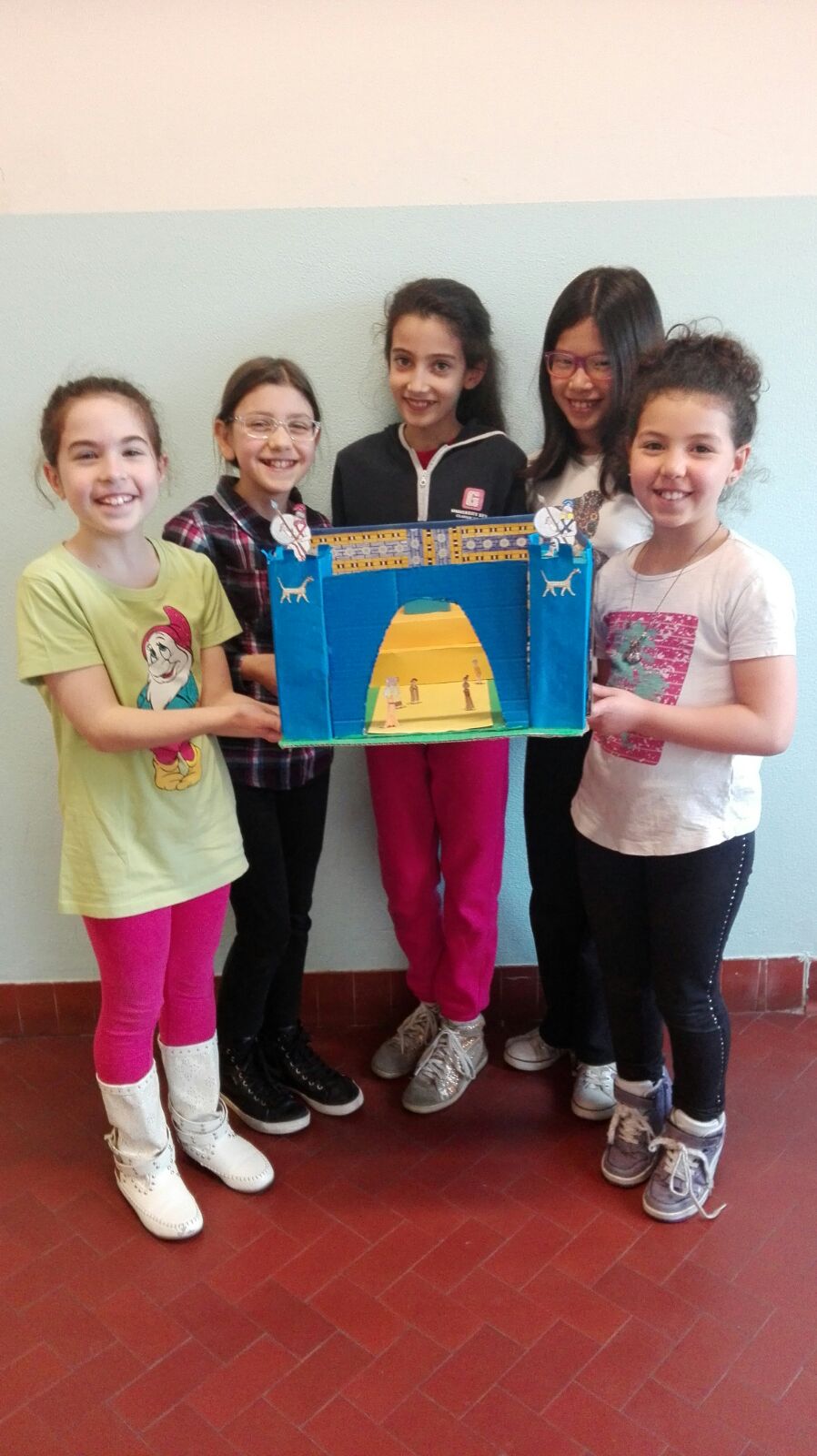 La miniatura della porta di Ishtar sorretta da quattro bambine della classe.