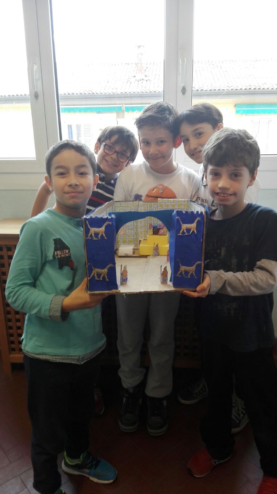 La miniatura della porta di Ishtar sorretta da quattro bambini della classe.