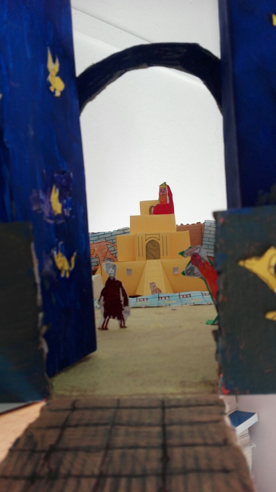 Interno della miniatura della porta di Ishtar realizzata dai bambini della classe Quarta C della scuola Acri.