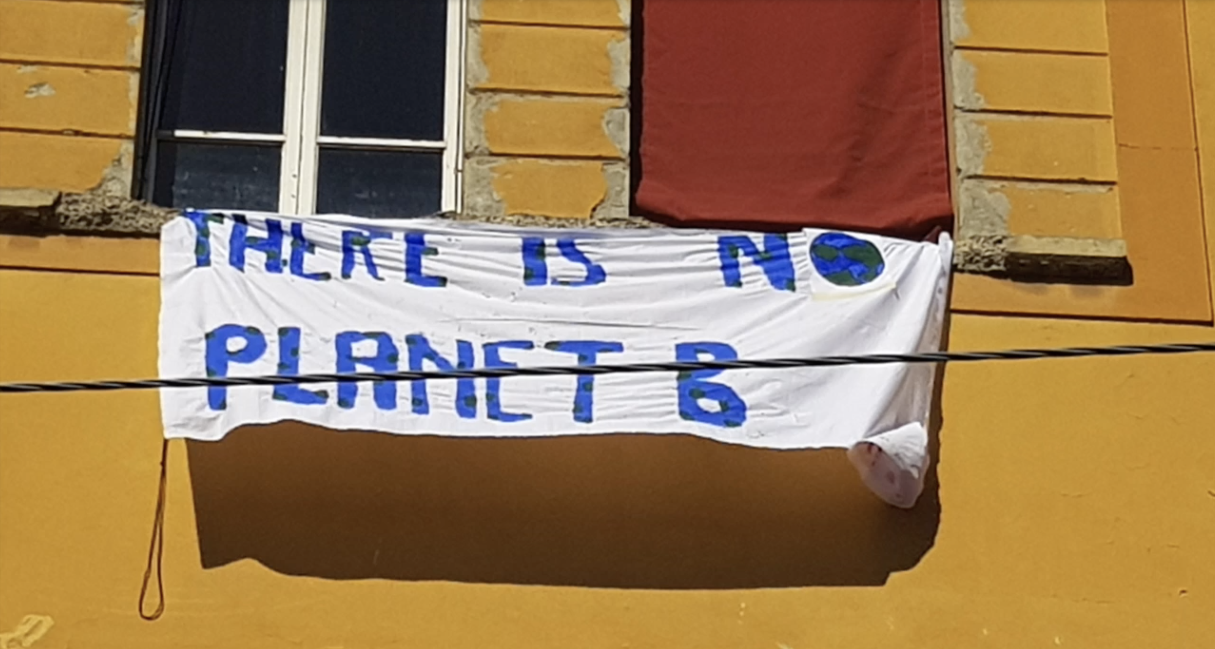 Gruppi di persone che cantano e manifestano per il clima
